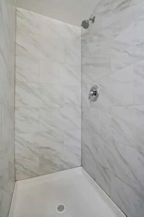 Superior Room | Bathroom | Shower, towels, toilet paper - Mission Peak Lodge (Fremont)