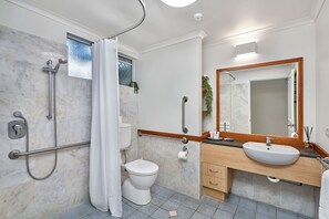 Douche, sèche-cheveux, serviettes fournies