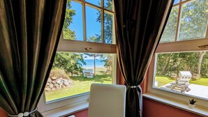 Habitación con vista a un área verde y un buzón con el número 604.