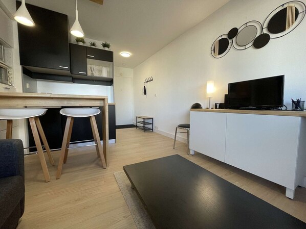 TV - Studio Apartment for 2 in La Rochelle, Near Beach (La Rochelle)