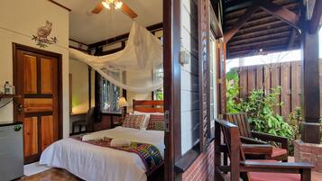 Deluxe Garden Rooms | Caja fuerte, escritorio, cortinas opacas y tabla de planchar con plancha