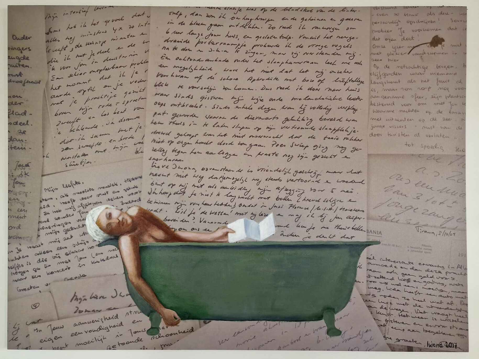 Una persona sdraiata in una vasca da bagno con un libro, circondata da pagine di testo scritto a mano.