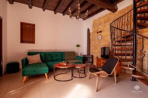 Smart TV, caminetto, libri