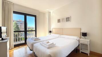 Apartamento de 4 habitaciones | Donzen dekbedden, een laptopwerkplek, een strijkplank/strijkijzer