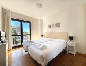 Apartamento de 4 habitaciones | 羽絨被、筆電工作空間、熨斗/熨衣板、隨行嬰兒床