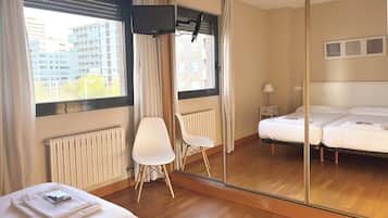 Apartamento de 2 habitaciones | Selimut bulu angsa, ruang kerja ramah laptop, dan setrika/meja setrika