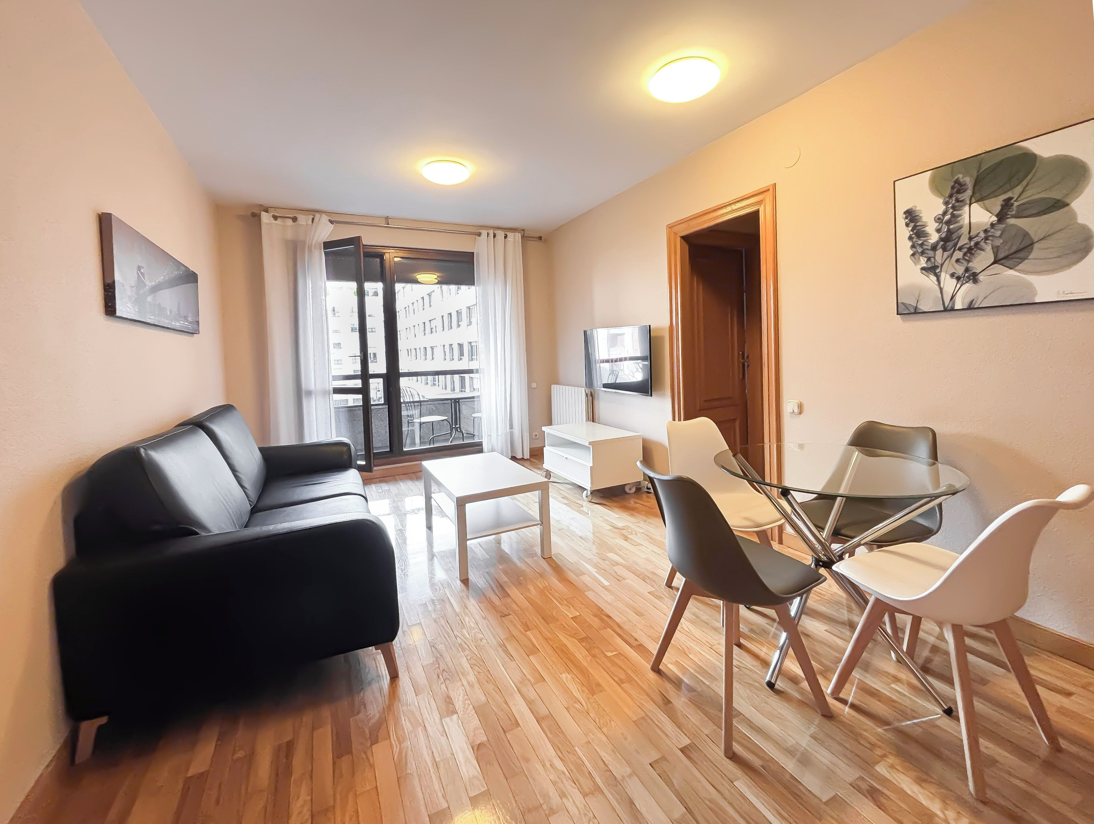 Apartamento de 1 habitación | Living room | 32-inch LCD TV with digital channels, TV