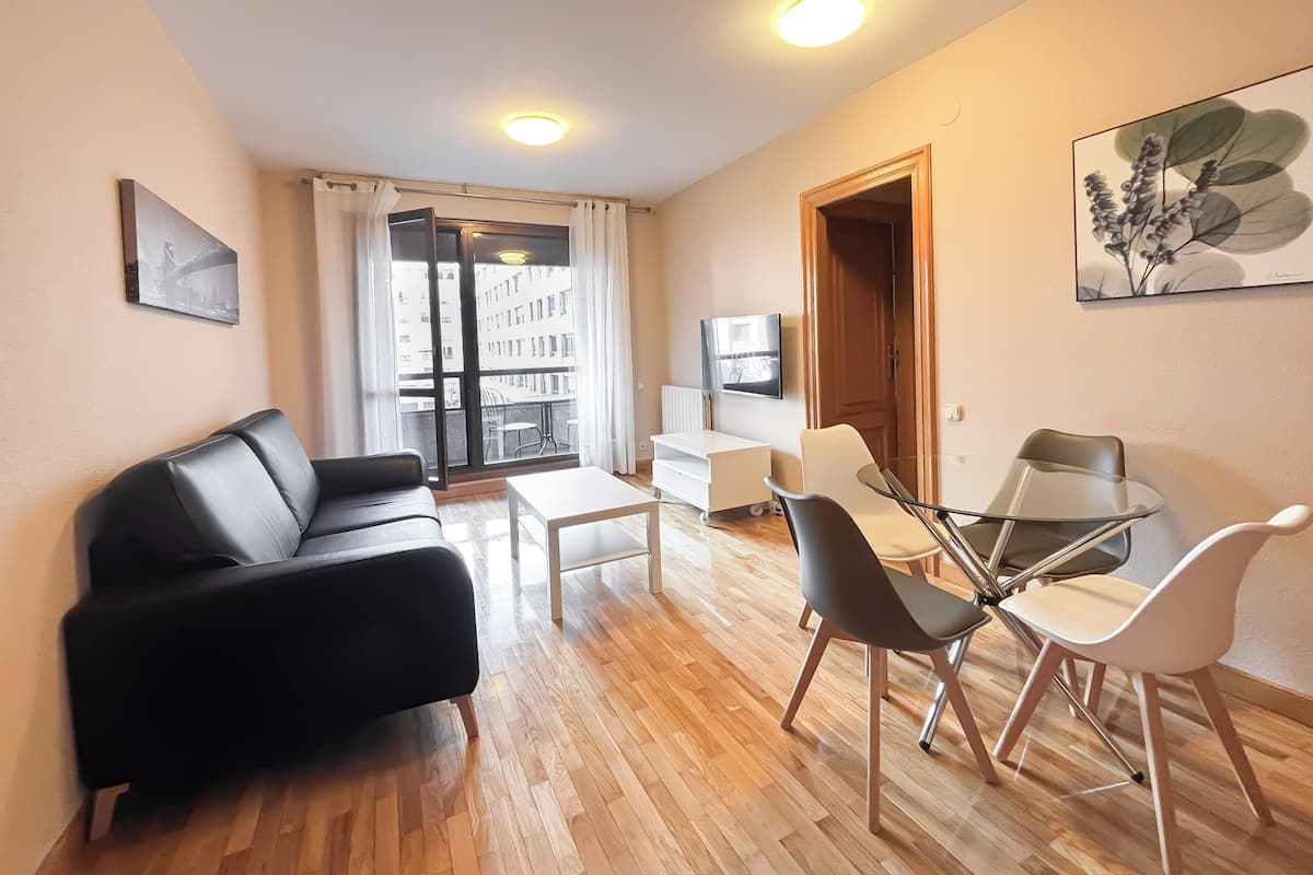 Apartamento de 1 habitación | 客廳 | 32-吋 LCD 液晶電視、數位頻道、電視