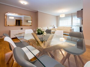 Apartamento de 4 habitaciones | Living area | 32-inch LCD TV with digital channels, TV - Apartamentos Gestión de Alojamientos (Pamplona)