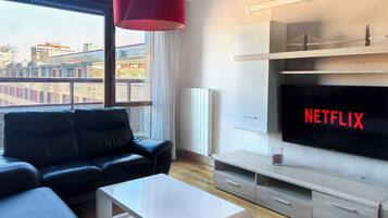 Apartamento de 3 habitaciones | Living room | 32-inch LCD TV with digital channels, TV