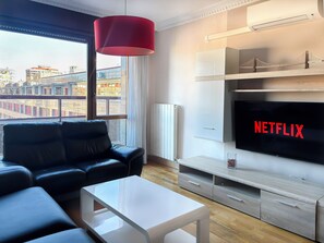 Apartamento de 3 habitaciones | Living room | 32-inch LCD TV with digital channels, TV - Apartamentos Gestión de Alojamientos (Pamplona)