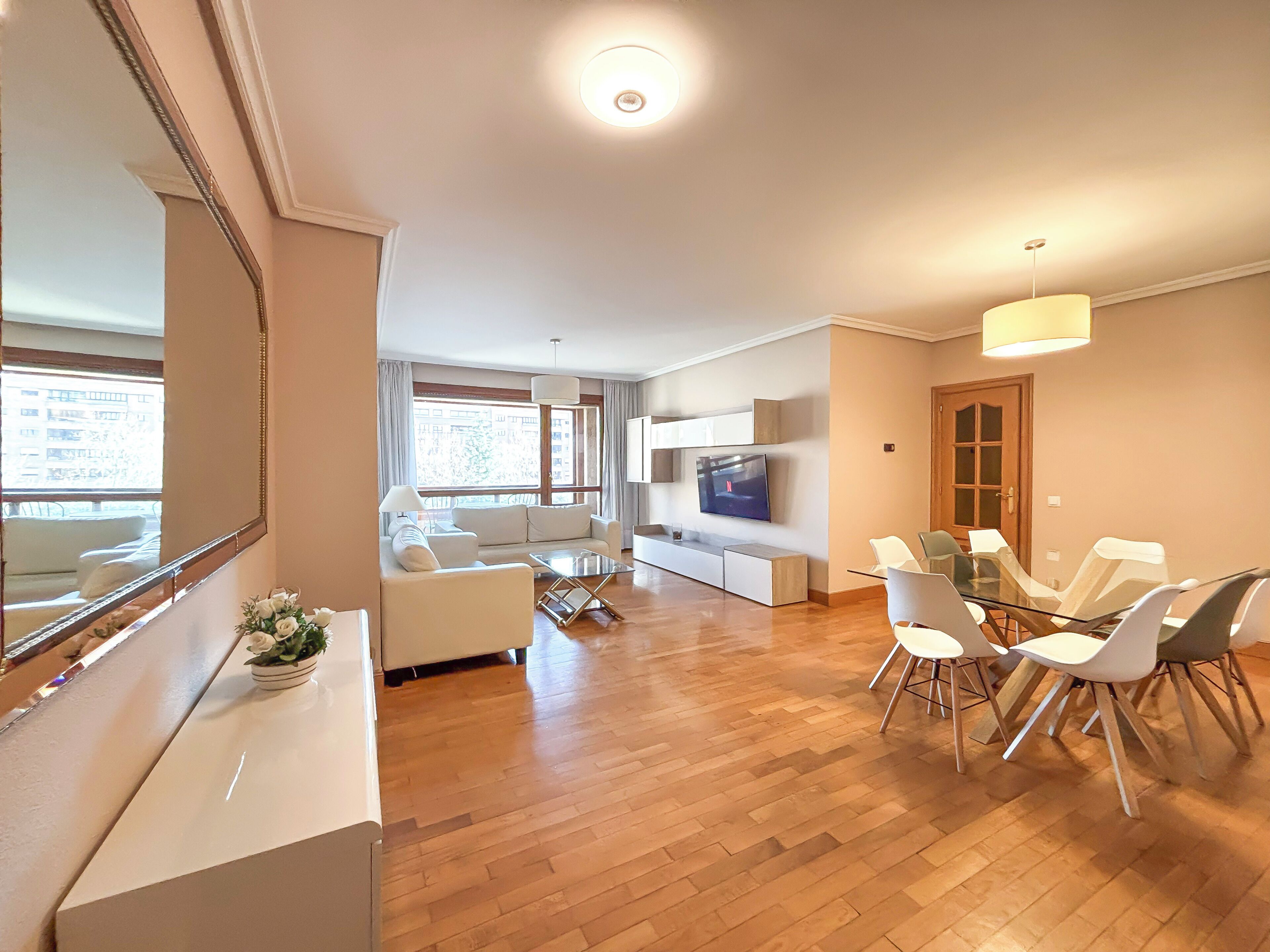 Apartamento de 4 habitaciones | Vardagsrum | 32-tums LCD-tv med digitalkanaler och tv