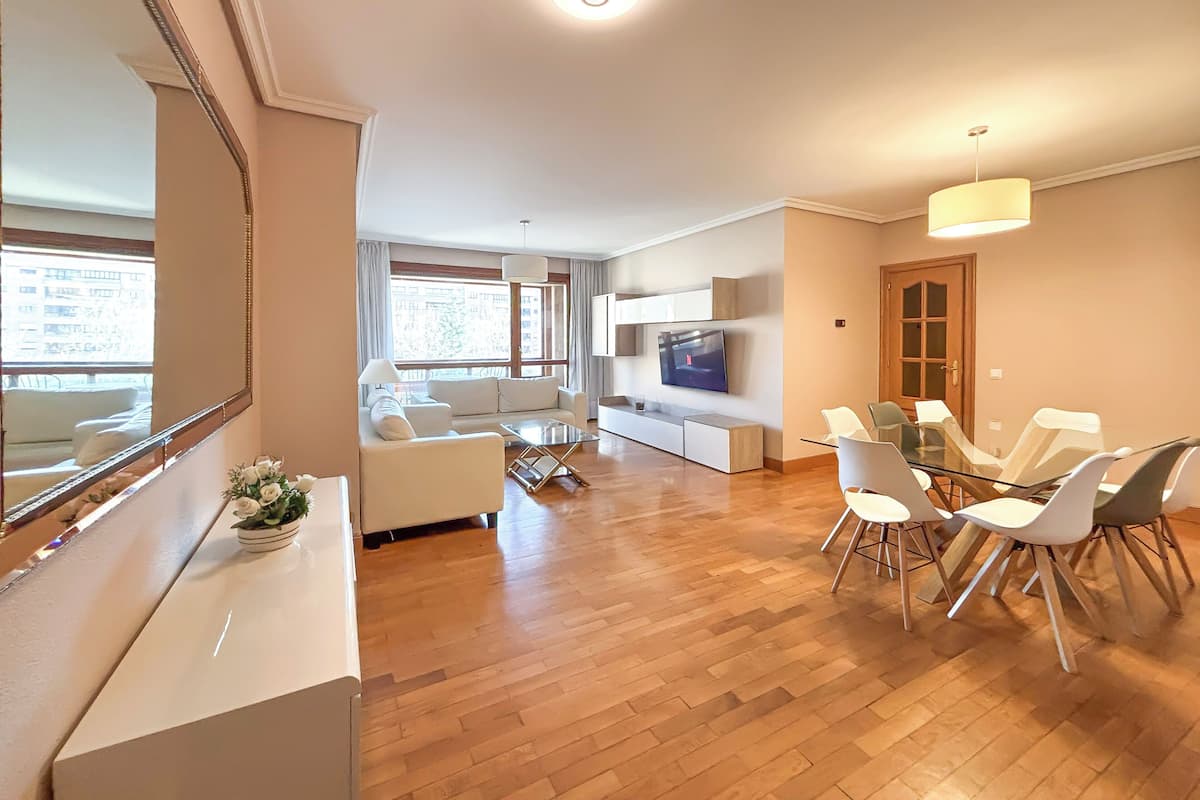 Apartamento de 4 habitaciones | 起居區 | 32-吋 LCD 液晶電視、數位頻道、電視