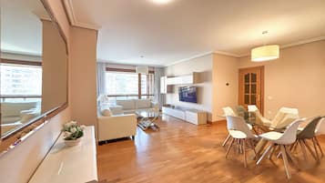 Apartamento de 4 habitaciones | Ruang tamu | 32 inci televisyen LCD dengan digital, TV