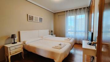 Apartamento de 4 habitaciones | Down comforters, laptop workspace, iron/ironing board, travel crib