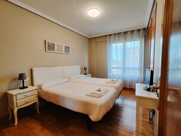 Apartamento de 4 habitaciones | Down comforters, laptop workspace, iron/ironing board, travel crib - Apartamentos Gestión de Alojamientos (Pamplona)