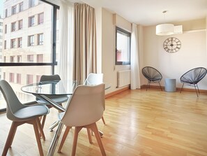Apartamento de 2 habitaciones | Sala de estar | TV LCD 32 polegadas com canais digitais, TV