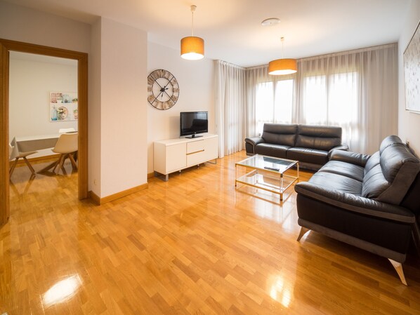 Apartamento de 3 habitaciones | Living area | 32-inch LCD TV with digital channels, TV - Apartamentos Gestión de Alojamientos (Pamplona)