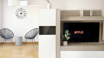 Apartamento de 2 habitaciones | Living room | 32-inch LCD TV with digital channels, TV