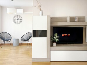 Apartamento de 2 habitaciones | Living room | 32-inch LCD TV with digital channels, TV - Apartamentos Gestión de Alojamientos (Pamplona)