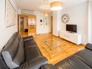 Apartamento de 3 habitaciones | Vardagsrum | 32-tums LCD-tv med digitalkanaler och tv