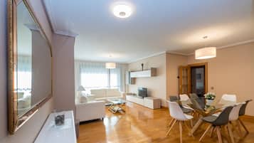 Apartamento de 4 habitaciones | Living area | 32-inch LCD TV with digital channels, TV