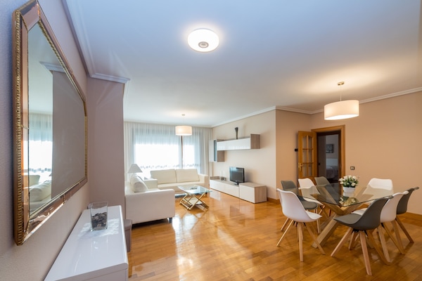 Apartamento de 4 habitaciones | Living area | 32-inch LCD TV with digital channels, TV