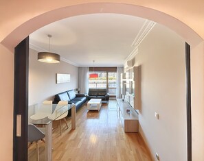 Apartamento de 3 habitaciones | Sala de estar | TV LCD 32 polegadas com canais digitais, TV