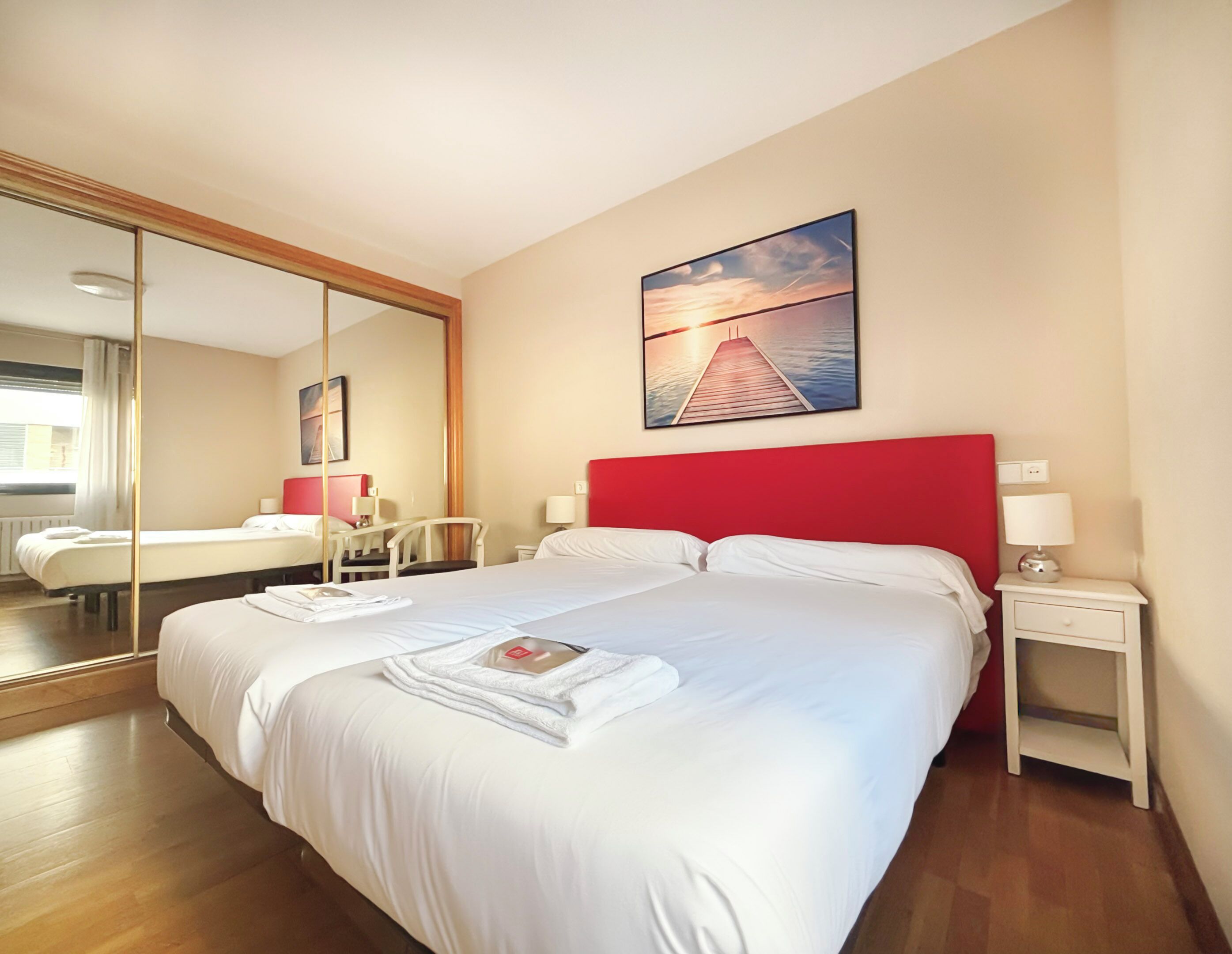 Apartamento de 2 habitaciones | Down comforters, laptop workspace, iron/ironing board, travel crib