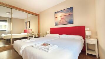 Apartamento de 2 habitaciones | Down duvets, laptop workspace, iron/ironing board, travel cot