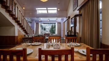 Coffee/tea maker, cookware/dishes/utensils