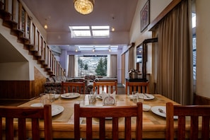 Een koffiezetapparaat/waterkoker, kookgerei, borden en bestek