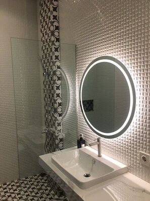 Shower, hydromassage showerhead, bidet, towels - Esma Family GuestHouse (Malang)