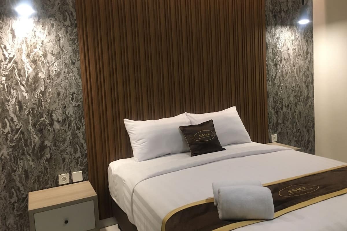 Quarto casal luxo | Escrivaninha, espaço de trabalho para notebook, Wi-Fi de cortesia