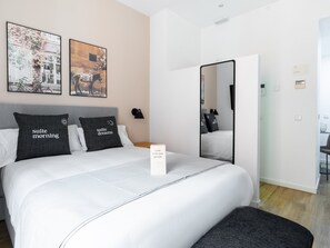 Studio Apartment with Balcony | 1 dormitorio, decoración individual, mobiliario individual