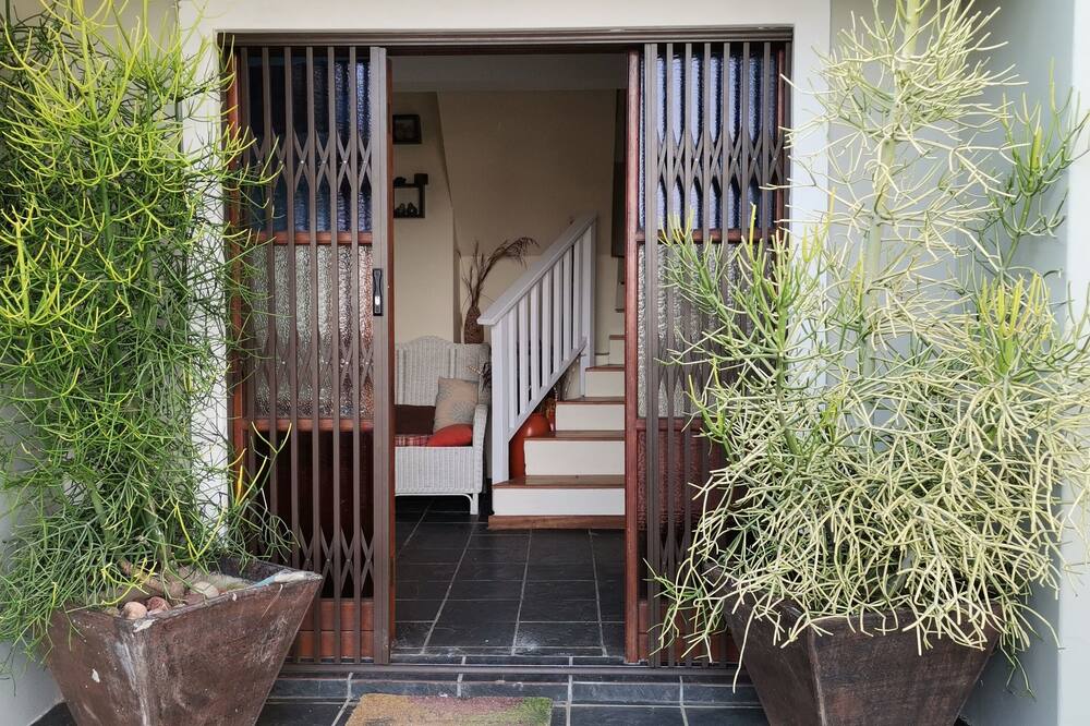 Entire pet friendly house, close to the river, beach, shops, restaurants, & more