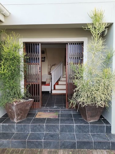 Entire pet friendly house, close to the river, beach, shops, restaurants, & more