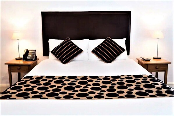 Dobbeltrom | Skrivebord, skrivebord for bærbar PC og reiseseng for barn