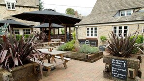 Terrace/patio - The Old Barn at the Dashwood Arms (Kidlington)
