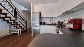 Frigorífico, microondas, horno y placa de cocina