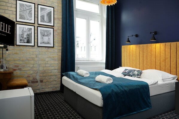 Habitación estándar doble, vistas a la ciudad | Decoración individual, mobiliario individual, cortinas opacas