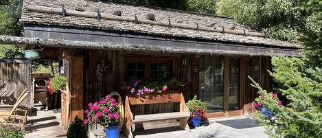 المنطقة المحيطة بالمنشأة