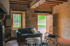 Una televisión, una chimenea, libros, un reproductor estéreo