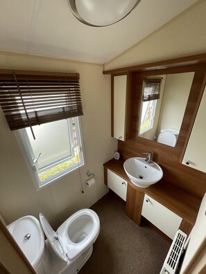 Maison, plusieurs lits | Salle de bain | Douche, serviettes fournies