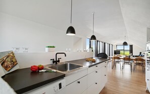 Kühlschrank, Mikrowelle, Herdplatte, Geschirrspüler