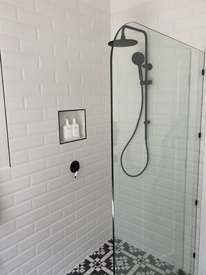 Combined shower/bathtub - BANKSIA POINT COTTAGE, 300 meters from foreshore (Rosebud)