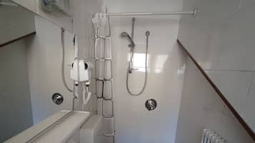 Une petite salle de bain moderne avec un lavabo blanc, un miroir, une douche et des toilettes.