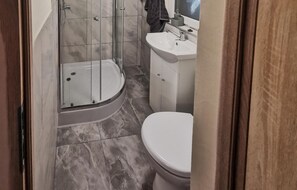 Shower - 1 bedroom gorgeous home in Pieniezno (Pieniezno)