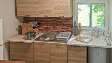 Fridge, stovetop