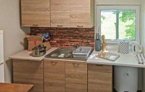 Réfrigérateur, four à micro-ondes, surface de cuisson